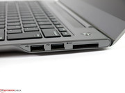 Die beiden USB-Ports lassen sich nur mit schmalen Kabeln gleichzeitig nutzen.