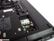 Darüber, in zweiter Etage, ist noch Platz für ein UMTS-Modem (Antennen vorhanden) oder ein mSATA-SSD.
