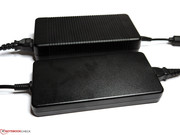 Das 210-Watt-Netzteil ist reichlich überdimensioniert und bringt über 1 kg auf die Waage (Vergleich mit Dell 240-Watt-Netzteil).