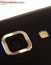 darunter die 8MP Hauptkamera mit Blitz