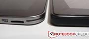 Vergleich der Gehäusedicke von Blackberry Playbook rechts und Toshiba AT200 links