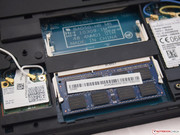 Neben dem vorhandenen RAM-Riegel mit 4 GB befindet sich ein weiterer Slot