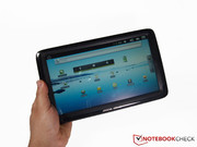 Das Tablet liegt gut in der Hand.