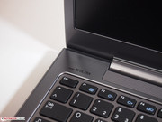 Matter Kunststoff in Silber umgibt Tastatur und Bildschirm.