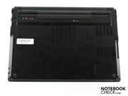 Auf der Unterseite aus glattem Kunststoff gibt es keine Wartungsöffnungen (RAM, HDD).