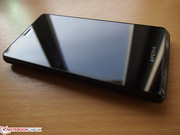 Edel wirkt auch das Smartphone selbst mit spiegelndem Display.