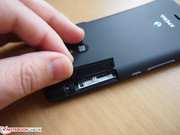 Hinter einer kleinen Klappe verbergen sich Slot für microSim und microSD.
