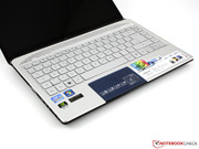 Das stabile Notebook fühlt sich durch Aluminium-Deckel und Handauflage metallisch kühl und wertig an.