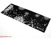 Zubehör: Die Matte dient als Mousepad, Tastatur-Abdeckung und Poliertuch.