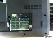 Zum Hauptspeicherupgrade muss allerdings wenigstens ein Modul ausgetauscht werden. Außerdem ist danach ein 64-Bit Betriebsystem notwendig, sofern man davon auch profitieren möchte.