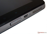 Von einer Blende ist der Micro-SD-Slot bedeckt,