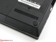 Eine kleine Klappe führt zu den beiden DDR3 RAM Modulen. Die komplette Bodenplatte lässt sich aber auch abnehmen.