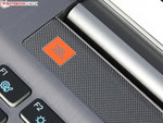 Die zwei JBL-Lautsprecher über den Tasten Die zwei JBL-Lautsprecher über den Tasten