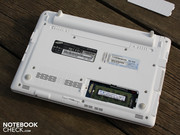 Die Bodenpartie kann nach dem Lösen vieler Schrauben relativ einfach abgenommen werden (Zugang zur HDD).