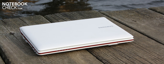 Samsung N145-JP02DE: Das weiße Gehäuse zieht Schmutzflecken magisch an.