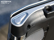 Die optischen Details sind nicht minder attraktiv (Power-Button).