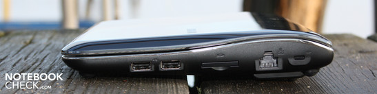 Rechte Seite: 2 x USB 2.0, Kartenleser SD/SDHC/SDXC/MMC, Ethernet, Kensington-Lock