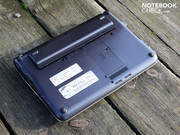Die Unterseite des Netbooks besteht aus einem glatten, lackierten Kunststoff.