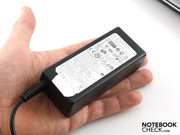 Das 250-Gramm-Netzteil will sich nicht so recht harmonisch in das Gesamtkonzept des silbernen QX310 einfinden.