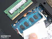 2 GB der 4 GB DDR3 RAM sind auf dem Mainboard fest verlötet.