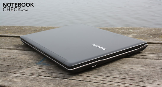 Samsung QX412-S01DE: Der stilvolle Auftritt ist gewiss, aber das spiegelnden Display vermasselt Surfen in der Sonne.