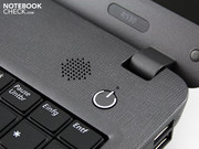 Der Power-Button und die lieblos gestanzte Lochung der Lautsprecher zeugen von Schlichtheit aber nicht von Eleganz.