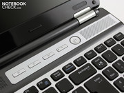 Die silberne Leiste enthält die Sondertasten für Lautstärke, Stumm und WLAN/Bluetooth.