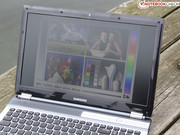 Hinzu kommt ein mattes Display, dass zwar schwache Farben aber eine erstklassige Helligkeit zu bieten hat.