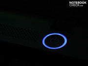 Dezente Details: Der Power-Button leuchtet mit geringer Helligkeit.