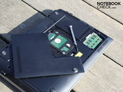 Sie beherbergt die Festplatte, eine Hitachi mit 320 GB.