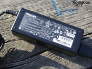 Das Netzteil wiegt 306 Gramm und leistet 75 Watt.