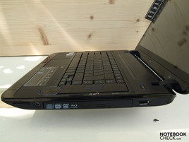 5935 G Rechte Seite: 6-in-1 Kartenleser, FireWire, opt. Laufwerk, 1x USB-2.0