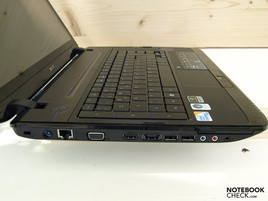 5935 G Linke Seite: Kensington-Lock, Stromversorgung, LAN (RJ-45), HDMI, VGA, 1x USB/eSATA, 2x USB-2.0, Line-In, Mikrofon, Kopfhörer, ExpressCard/54