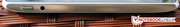 Links: Power-Button und Kopfhöreranschluss
