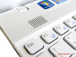 Zwei kleine Soundboxen sind links und rechts über der Tastatur zu finden