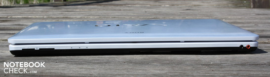 Frontseite: Memory Stick & SD Kartenleser