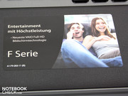 Ein Aufkleber sagt uns, dass wir mit dem Full-HD TFT am besten Filme schauen sollten.