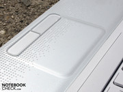 Das Touchpad ist mit winzigen Noppen bedeckt, wodurch der Finger viel Reibung überwinden muss. Je nach Geschmack kann das von Vorteil sein.