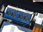 Der Akku befindet sich unter der Wartungsklappe und kann einfach entommen werden.
