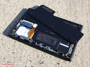 Eine Bodenplatte führt zu HDD, WLAN und RAM.