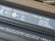Seine hohe Kapazität von 5.000 mAh erlaubt knapp fünf Stunden (WLAN).
