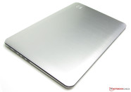 Die Deckelrückseite besteht aus Aluminium.
