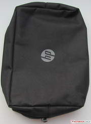 In der Tasche wird das Netzteil transportiert.