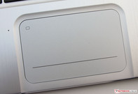Der Ein-/Aus-Schalter sitzt in der linken oberen Ecke des Pads. Eine LED zeigt den Aktivitätsstatus an.