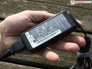 Das leichte Netzteil (227 Gramm) macht sich schmal im Gepäck. Es liefert am Netz bis 65 Watt,