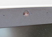 Die Webcam wird von zwei Mikrofonen umringt.