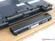 Wir entnehmen den 66 Wh Lithium-Ion-Akku, um einen Blick ins Innere des Laptops zu ermöglichen.