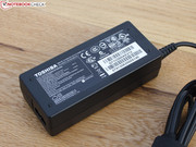 Das kleine 65-Watt-Netzteil kann daher gern auch mal im Büro liegen bleiben.
