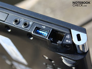 Der USB 3.0 Port ist ein Update zum ansonsten baugleichen R700 aus 2010.