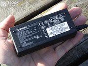 Das handliche Netzteil liefert 65 Watt und wiegt 247 Gramm (ohne Netzkabel).
